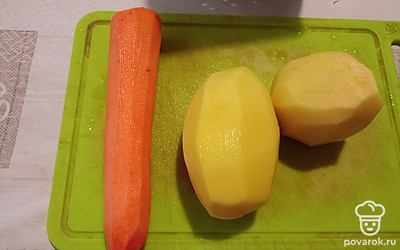 Почистить и помыть картошку и морковь.