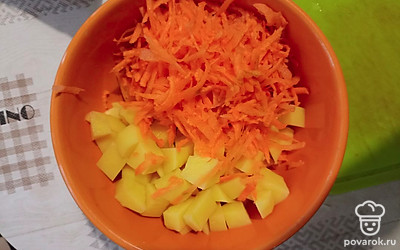 Картошку нарезать мелким кубиком, морковь натереть на крупной терке.