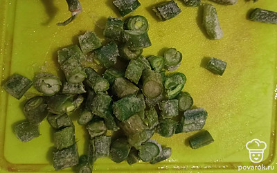 Замороженную фасоль нарезать, удаляя хвостики.