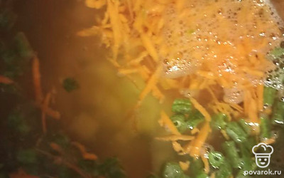 Рыбу вынуть и заложить овощи в бульон.