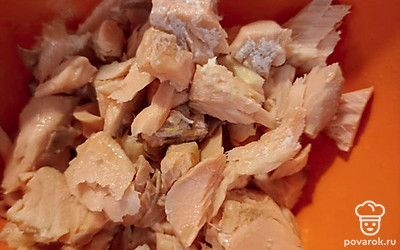 Разобрать рыбу от костей и добавить к овощам.