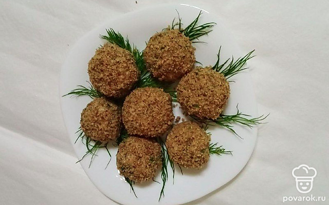 Закуска из сыра с маслинами и чесноком в крошке из грецких орехов — Рецепт с фото