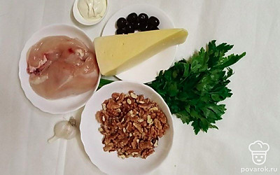 Грудку зачистите от пленки и прожилок. Чеснок очистите и ополосните. Зелень помойте под проточной водой и разложите на полотенце.