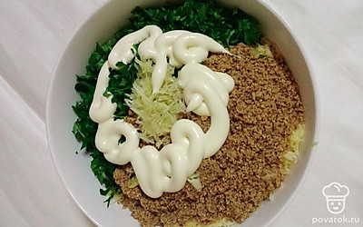 Грудку отварите, остудите и нарежьте очень мелкими кубиками. Сыр и чеснок натрите на мелкой терке. Зелень измельчите ножом, а орехи - в блендере.