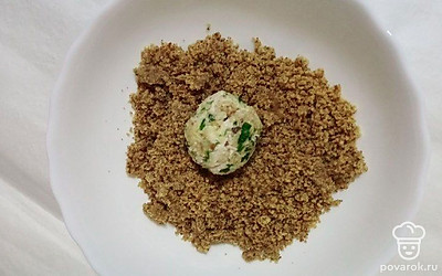 Сгрузите все ингредиенты в миску, добавьте майонез, часть молотых орехов, перемешайте. Из полученной массы скатайте небольшие шарики. Каждый обваляйте со всех сторон в орехах.