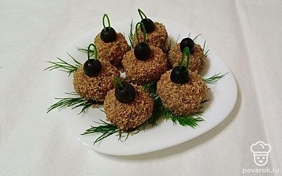 Подайте закуску на общем блюде. Каждый шарик украсьте по своему вкусу. Подайте в виде елочного украшения, если закуска приготовлена к новогодним праздникам - с зеленью, маслинами, ломтиками овощей.