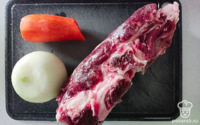 Подготовить ингредиенты. Мясо помыть, лук и морковь почистить.