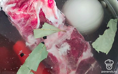 Погрузить все ингредиенты в кастрюлю с водой. Добавить соль, лавровый лист и черный перец горшоком. Варить до готовности мяса 1,5-2 часа.