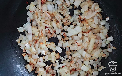 Головку репчатого лука нарезать кубиком и поджарить на подсолнечном масле до золотистого цвета.