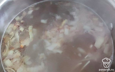 Когда мясо сварится, процедить бульон и вскипятить. После закипания добавить обжаренный лук, лапшу. Мясо освободить от кости, нарезать и отправить в суп. Если нужно — досолить. Варить до готовности лапши.