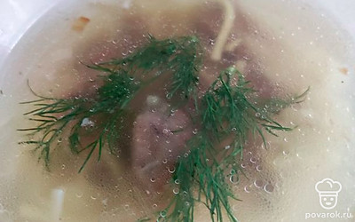 Украсить готовый суп зеленью. 