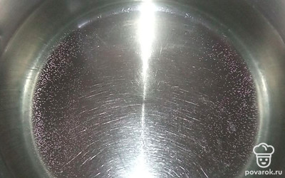 Налейте в кастрюлю воду. Поставьте на плиту и доведите воду до кипения. 