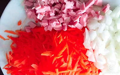 Картофель и колбасу нарежьте кубиками. Морковь натрите на крупной терке. 
 