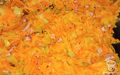 В сковороде разогрейте растительное масло. Пассеруйте, то есть обжарьте морковь, лук и колбасу до золотистого цвета. 