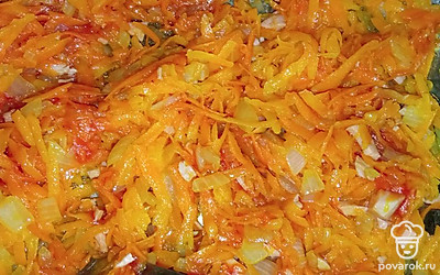 Добавьте томатную пасту и тщательно перемешайте. 