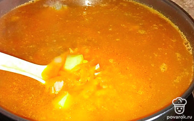 В полуготовое мясо, выложите картофель, промытую чечевицу и обжаренные овощи с колбасой. 