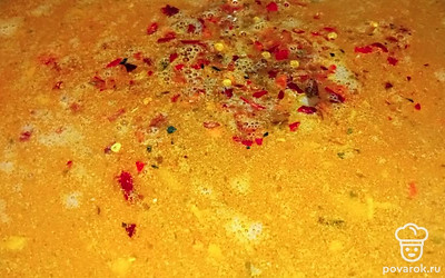 Добавьте соль и специи по вкусу. Готовьте на среднем огне 30 минут. Периодически помешивайте. 