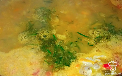 В конце варки добавьте зелень, здесь это укроп. Лавровый лист — по желанию. Готовьте еще 15 минут. Только не забудьте лавровый лист убрать после приготовления, иначе суп будет горчить. 