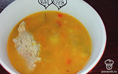 Оставьте суп немного постоять на плите, тогда он будет еще вкуснее. Чечевичный супчик готов! Можете по вкусу добавить сметаны и зелени. Приятного аппетита! 