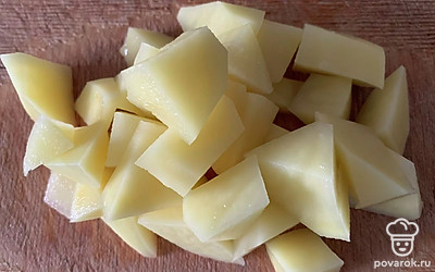 Картошку почистить и нарезать кусочками.