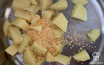 Соединить картошку и кукурузную крупу.