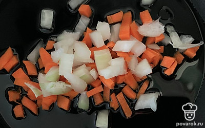 Лук и морковку нарезать и обжарить на сковородке до прозрачности лука.