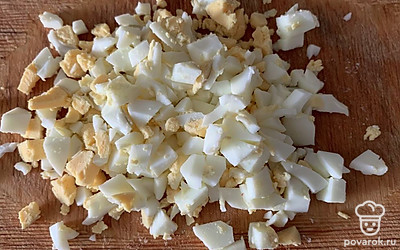 Яйцо отварить и нарезать кусочками.