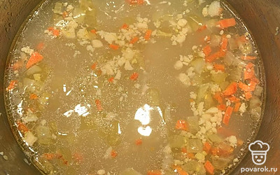 Добавить в кастрюлю зажарку, яйцо, специи и соль. Готовить 2 минуты.