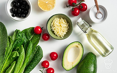 Помидоры черри, авокадо, листья салата и мяту помойте и обсушите. Разрежьте авокадо пополам, извлеките косточку и снимите с него кожуру. Приготовьте плоское блюдо.