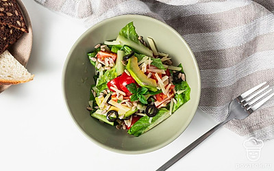 Украсьте салат листочками мяты, и он будет выглядеть особенно красиво и аппетитно.