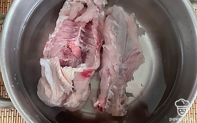 Приготовьте куриный бульон.