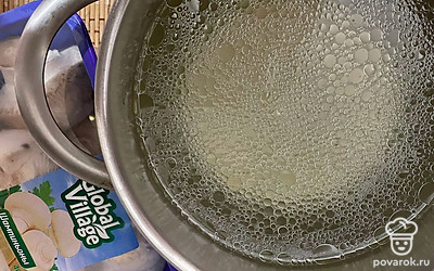 Процедите бульон, мясо отделите от кости.