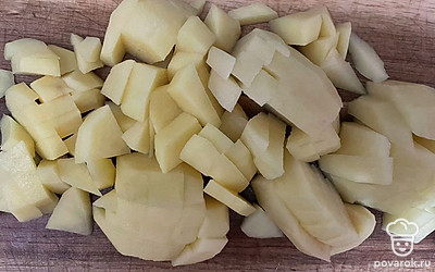 В бульон поместите картофель.