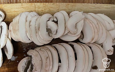Грибы произвольно нарежьте.