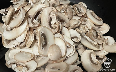 Обжарьте грибы на среднем огне до испарения жидкости.