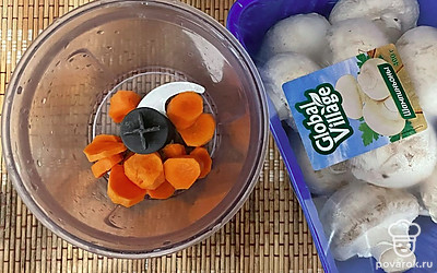 Морковь пробейте блендером и добавьте к грибам, обжарьте 10 минут. Добавьте мясо курицы и грибы в суп, варите 15 минут. В конце приготовления добавьте соль на свой вкус.