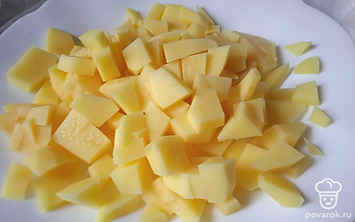 Картофель залейте водой. Варите после закипания 10 минут.