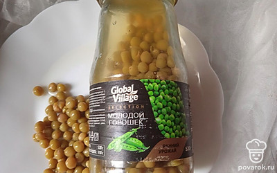 Добавьте консервированный горошек.