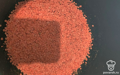 Чечевицу положите в кастрюлю. 