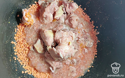 Выложите на чечевицу консервированного цыпленка.