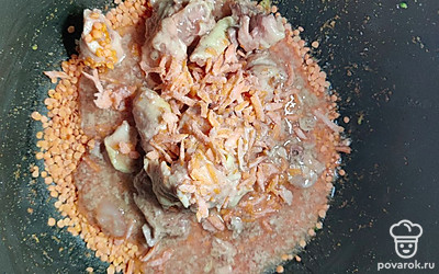 Добавьте замороженную или тертую на крупной терке морковь. 