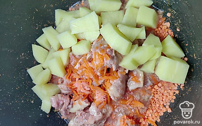 Выложите нарезанный кубиками картофель. 