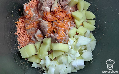 Добавьте кубиками лук.