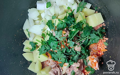 Крупно порубите петрушку и выложите в емкость. 