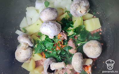 Добавьте шампиньоны целыми в суп.