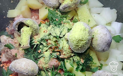 Выложите приправу для бульона. 