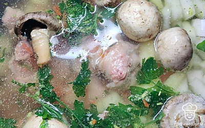 Влейте минеральную воду. Хорошо перемешайте и варите на сильном огне 30 минут. 