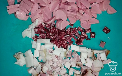 Достаем из холодильника все имеющиеся мясные и колбасные изделия. У меня был кусочек курицы, сосиски, кусочек копченой колбасы, соленое и копченое сало. Все это нарезаем небольшими кусочками.