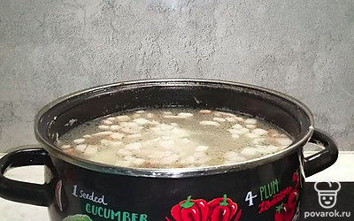 Ставим на плиту кастрюлю с водой, выкладываем в нее все вышеперечисленное.