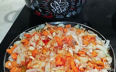 Пока готовится бульон, нарезаем морковь, лук, чеснок и слегка обжариваем с добавлением томатной пасты.